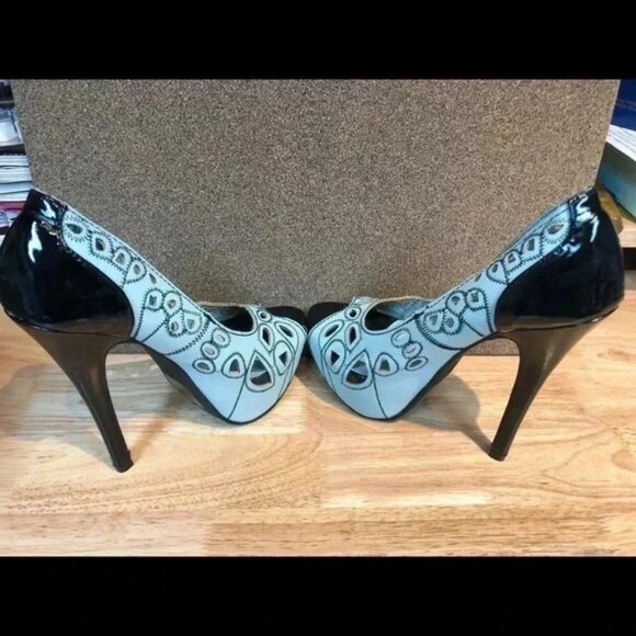 Kiss  & Tell Heels - Picture 3 of 5